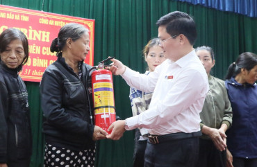 Vận động, trao tặng hơn 11.830 bình chữa cháy cho hộ nghèo, hộ có hoàn cảnh khó khăn