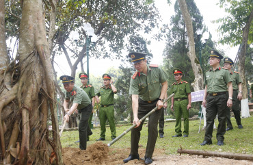 Công an tỉnh dâng hương và trồng cây lưu niệm tại Khu mộ cố Tổng bí thư Trần Phú