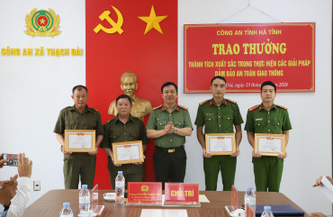 Khen thưởng Công an xã Thạch Đài có thành tích xuất sắc trong công tác đảm bảo TTATGT