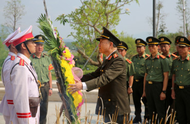 Bộ trưởng Tô Lâm dâng hương, dâng hoa tại Đền thờ liệt sĩ Chiến trường Điện Biên Phủ