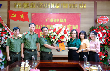 Công an Hà Tĩnh chúc mừng các cơ quan Báo chí nhân kỷ niệm 99 năm ngày Báo chí cách mạng Việt Nam 21/6