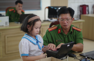 Hơn 2.000 trẻ em Hà Tĩnh được cấp thẻ căn cước