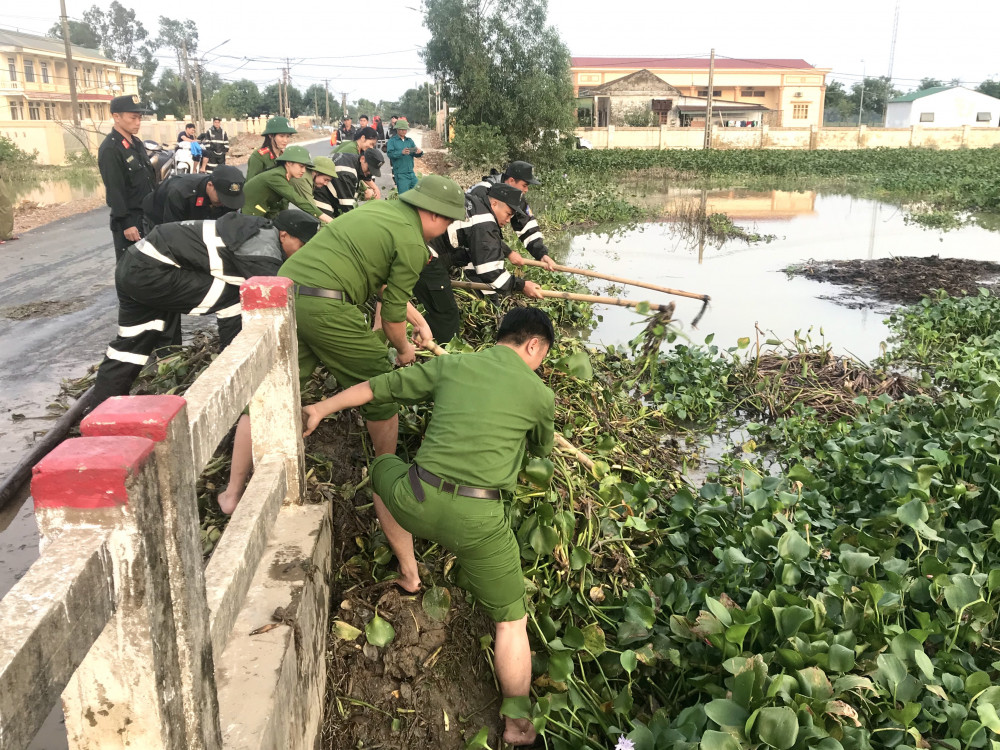 Công an huyện Thạch Hà giúp Nhân dân khắc phục hậu quả sau mưa lũ