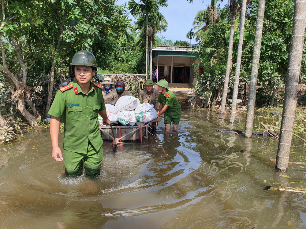 Công an huyện Thạch Hà phối hợp với các Phòng nghiệp vụ Công an tỉnh giúp đỡ các trường học khắc phục hậu quả sau mưa lũ