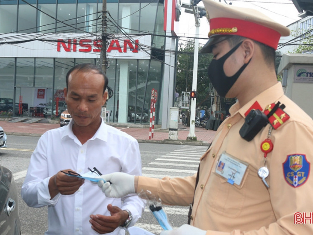 Người đi đường ở TP Hà Tĩnh ngỡ ngàng khi được CSGT đo thân nhiệt, phát khẩu trang miễn phí