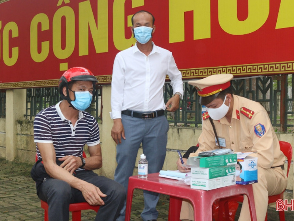 Người đi đường ở TP Hà Tĩnh ngỡ ngàng khi được CSGT đo thân nhiệt, phát khẩu trang miễn phí