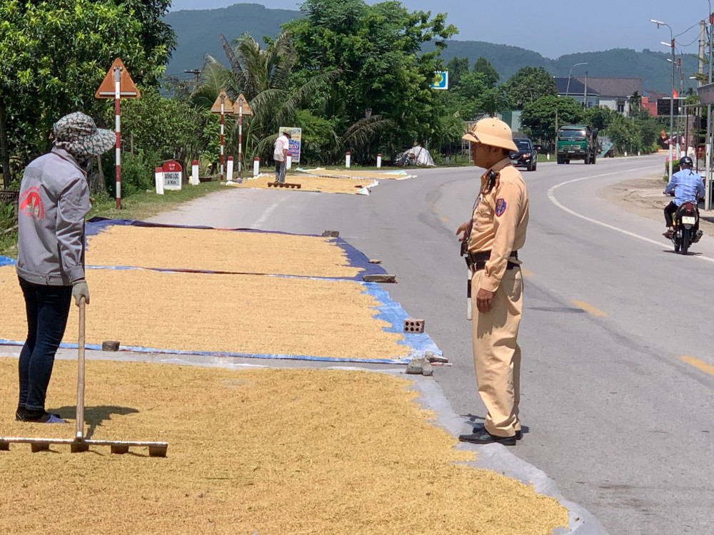 Nhiều nguy cơ tiềm ẩn từ việc lấn chiếm lòng, lề đường phơi thóc lúa | Công an Hà Tĩnh