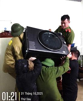 Công an các xã, phường khu vực phía Nam Hà Tĩnh giúp dân phòng, chống mưa lũ.