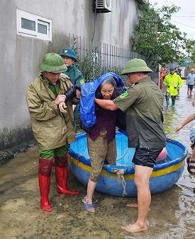 Huy động lực lượng giúp dân phòng, tránh mưa lũ, cắm biển cảnh báo ở các vùng sạt lỡ