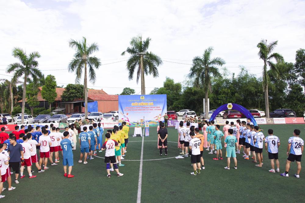 Deion: Có thể là hình ảnh về 7 người